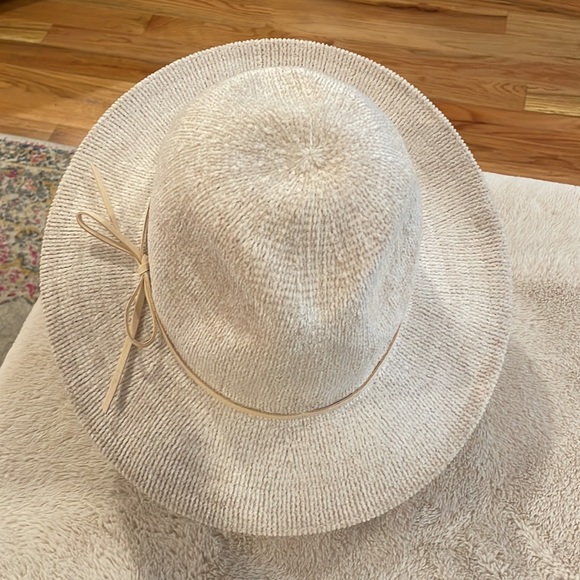 Neutral hat perfect for spring. - Picture 5 of 6